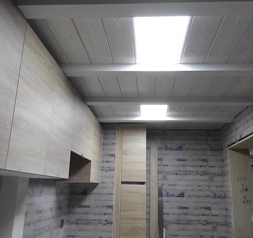 客廳木紋鋁扣板吊頂-客廳鋁扣板仿木紋-仿木紋鋁扣板餐廳