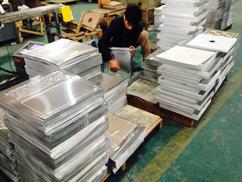 裝飾廚房集成吊頂-廚房鋁扣板吊頂廠家教你開(kāi)放式廚房吊頂怎么裝