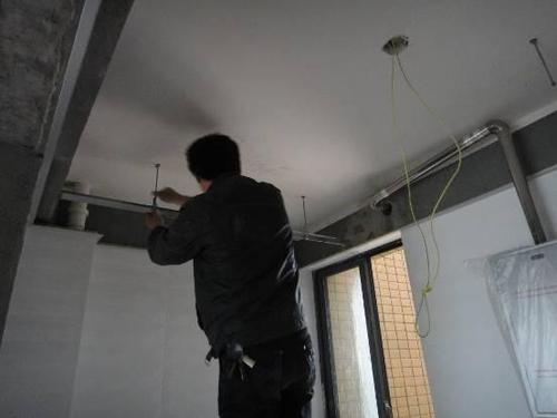 鋁扣板墻面圖解-鋁扣板吊頂立面圖解析-灰色墻面鋁扣板圖片