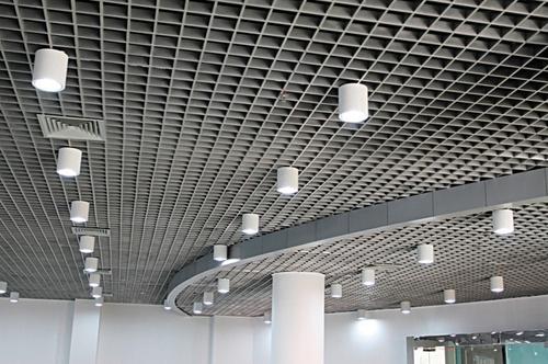 鋁吊頂天花鋁扣板-湛江鋁天花廠家為你解答鋁天花吊頂?shù)降子心男? title=