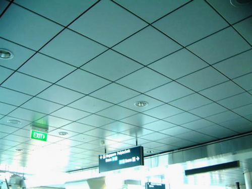 鋁合金的鋁扣板-西班牙醫學院實驗室綜合樓用鋁合金方通打造充滿厚重感的建筑外觀