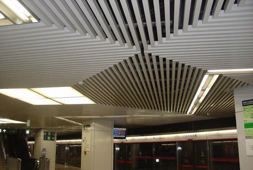 鋁扣板吊頂吊下來多少-鋁扣板吊頂每平方多少價錢