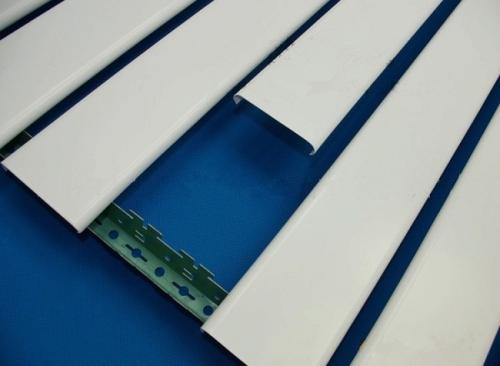 室外條形鋁扣板-外墻條形鋁扣板效果圖-條形戶外鋁扣板規格