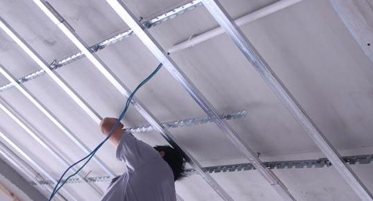 鋁扣板吊頂松動-新型鋁蜂窩板吊頂一定要了解下