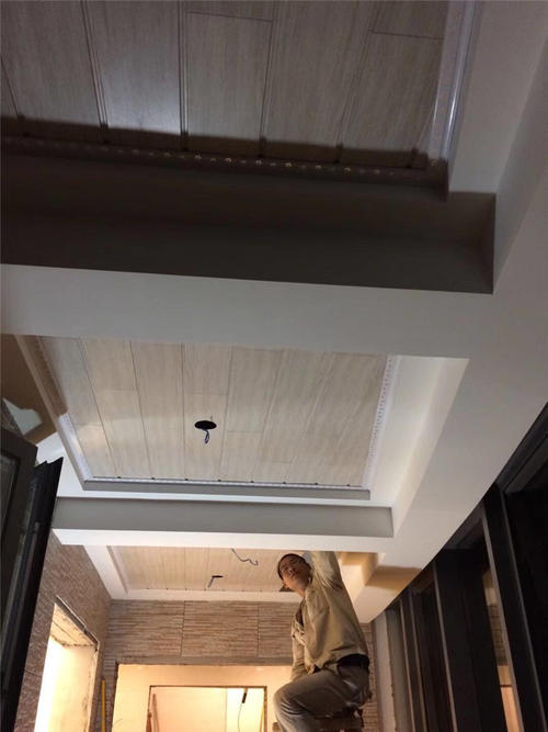 白珍珠木紋鋁扣板-珍珠白鋁扣板圖片-鋁扣板珍珠