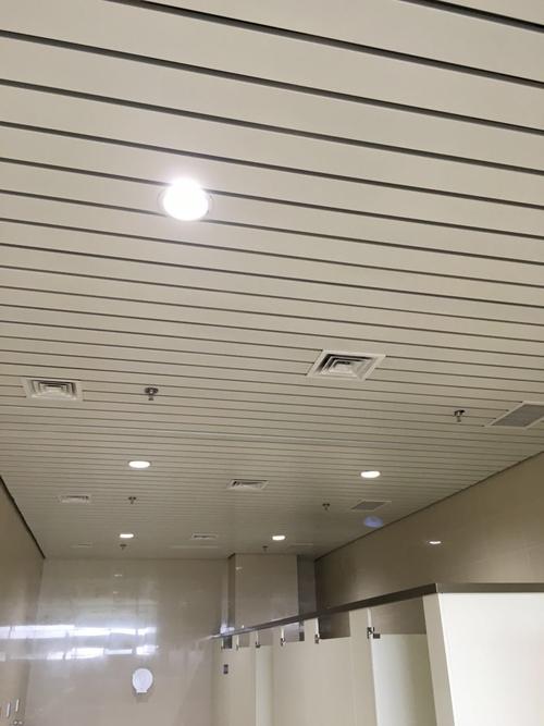 長沙鋁扣板生產(chǎn)廠家-客廳鋁扣板吊頂優(yōu)缺點