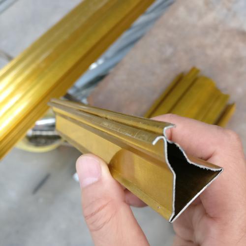 集成吊頂三角扣-鋁扣板生產(chǎn)廠(chǎng)家給你說(shuō)說(shuō)鋁扣板吊頂三角龍骨怎么選