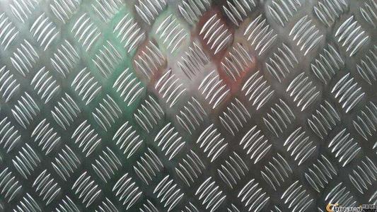 花紋鋁扣板價格-鋁扣板的花紋樣式跟價格有關系嗎-仿木紋條形鋁扣板規格及價格