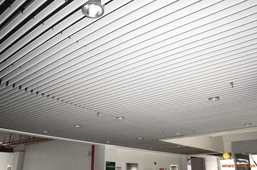 鋁扣板和鋁單板掛墻-沖孔鋁單板吊頂及墻面的藝術(shù)展現(xiàn)