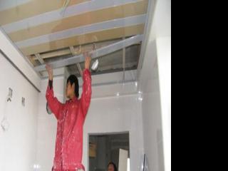 哪里有集成吊頂鋁扣板工廠-衛(wèi)生間集成吊頂怎么裝