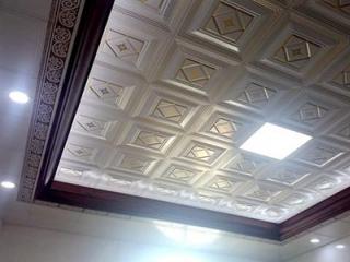 二級客廳鋁扣板吊頂-鋁蜂窩板的優(yōu)點(diǎn)有哪些