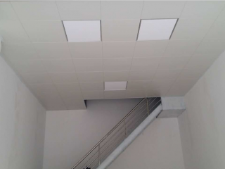 辦公樓鋁扣板-辦公室吊頂應該選擇鋁扣板還是鋁單板