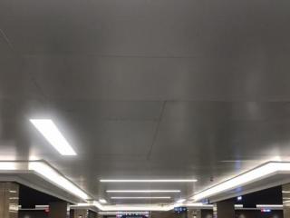 客廳吊頂鋁扣板的大圖-客廳鋁蜂窩板吊頂實(shí)景圖