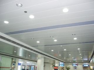 鋁合金條形鋁扣板-條形鋁扣板、木紋鋁方通裝飾下的口岸大樓室內外天花