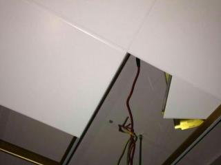 鋁扣板吊頂廠家地址電話-衛生間鋁扣板吊頂怎么裝呢