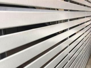 生產鋁扣板的公司-黑色鋁格柵天花的特點